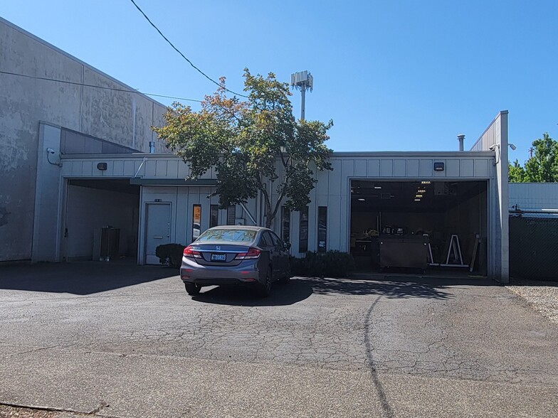 Primary Photo Of 1904-1908 SE Pershing St, Portland Warehouse For Sale