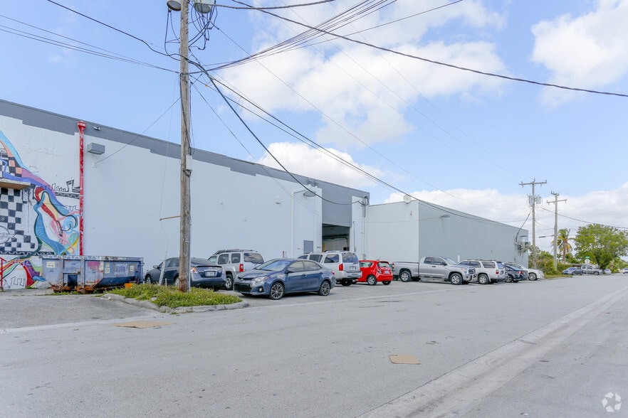 More Photos Of 870 W 25th St, Hialeah Warehouse For Lease