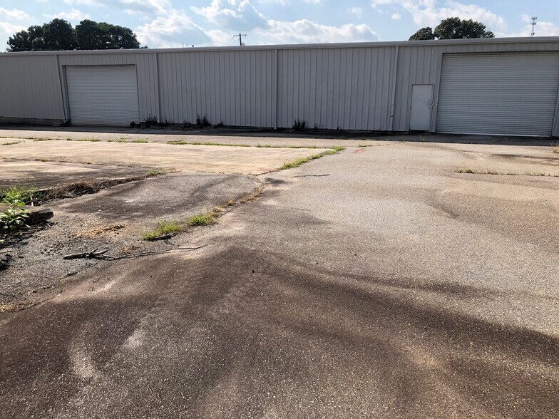 More Photos Of 3 Mize Rd, Toccoa Showroom For Lease