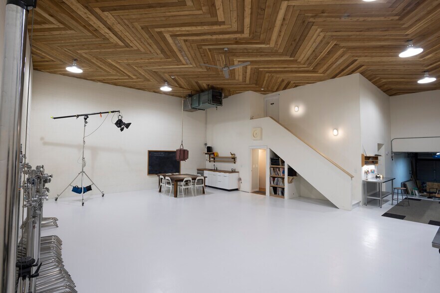 More Photos Of 2337 SE Ankeny St, Portland Office For Sale