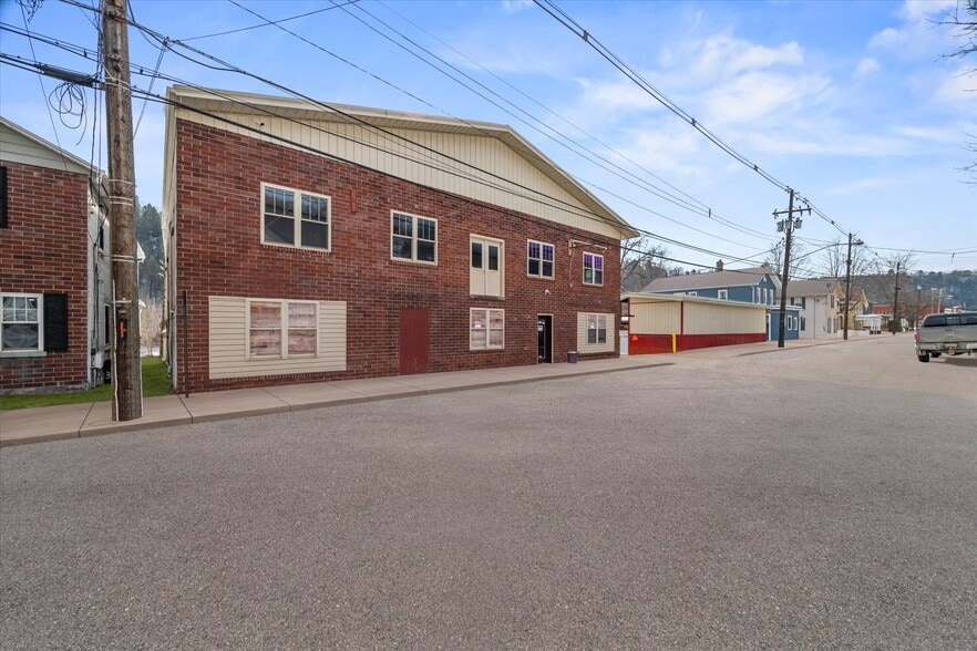 Primary Photo Of 309 Main St, Emlenton General Retail For Sale
