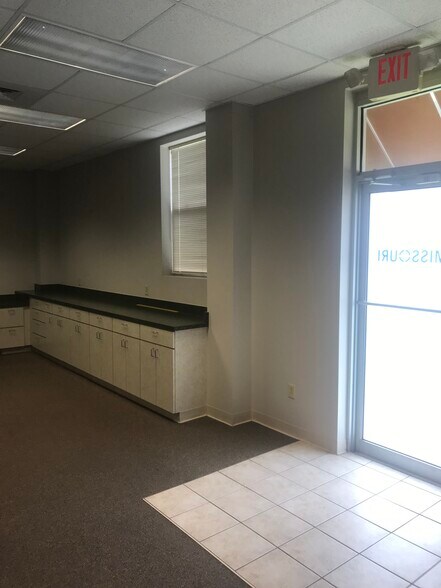 More Photos Of 560 N Stewart Ave, Springfield Office For Lease