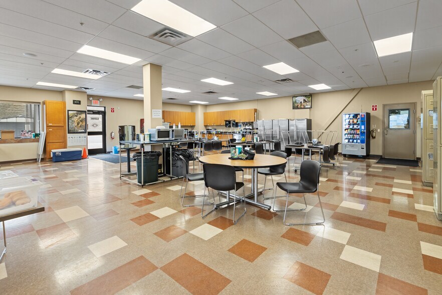 More Photos Of 275 Manhattan South Rd, Manhattan Light Manufacturing For Lease