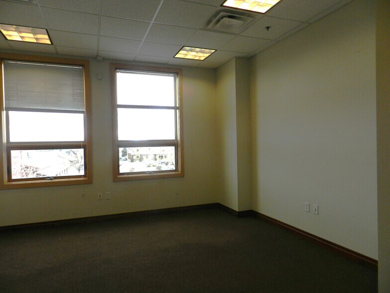 More Photos Of 1404 Hawk Pky, Montrose Medical For Lease