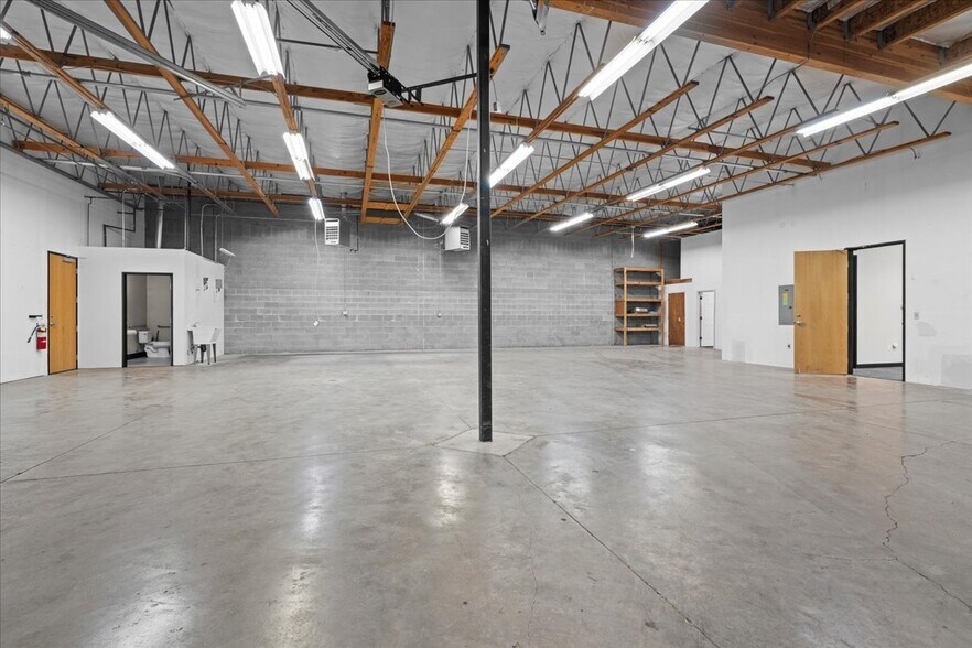 More Photos Of 6455 Lakeview Blvd, Lake Oswego Flex For Lease