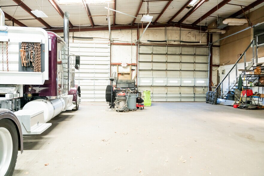 More Photos Of 1630 N Interstate 35 E, Lancaster Flex For Sale