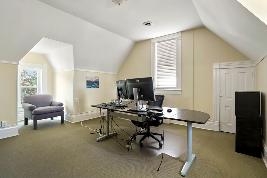 More Photos Of 1979 W Littleton Blvd, Littleton Office Residential For Lease