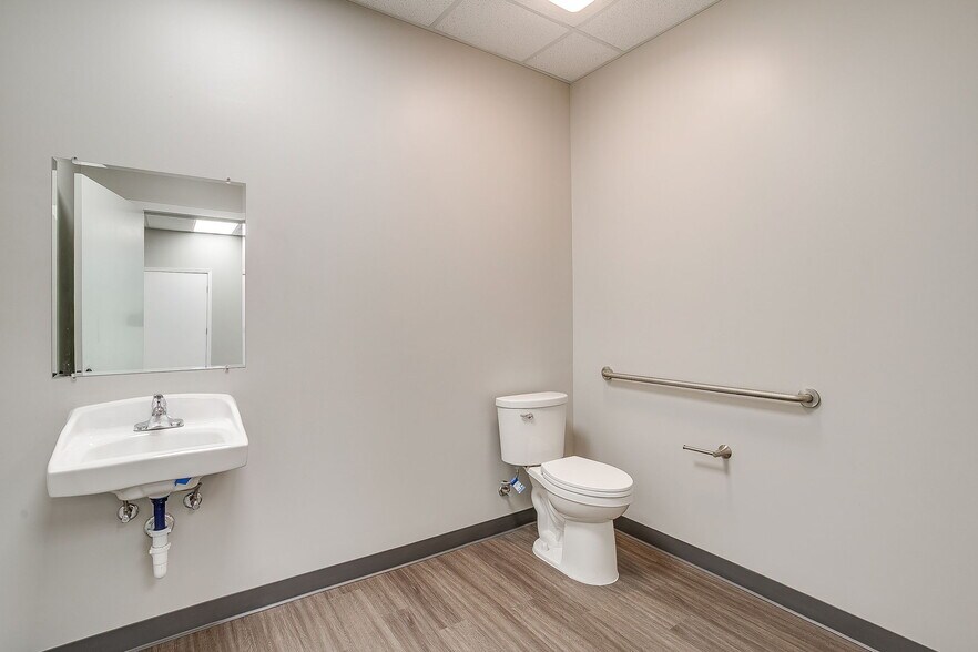More Photos Of 3001-3003 Shamrock St, Fort Worth Light Distribution For Lease