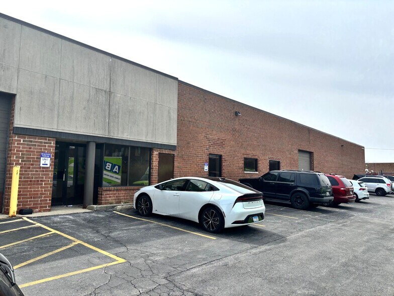 More Photos Of 220 W Campus Dr, Arlington Heights Research And Development For Lease