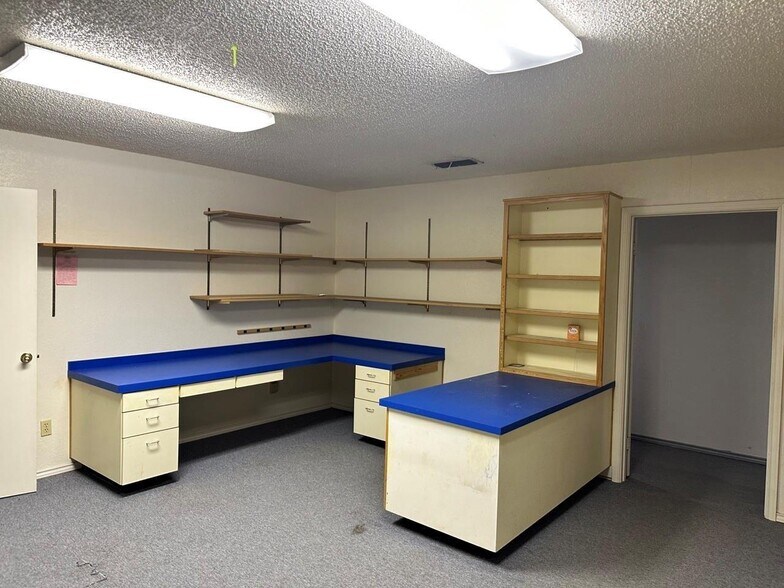 More Photos Of 214 N Mason St, Bowie General Retail For Sale