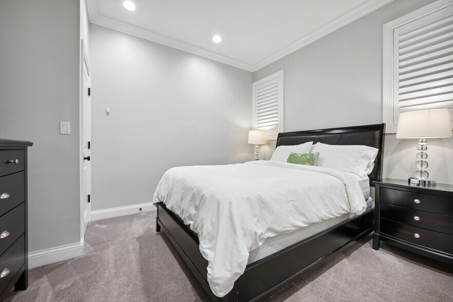 More Photos Of 1428 N Cleveland Ave, Chicago Hospitality For Sale