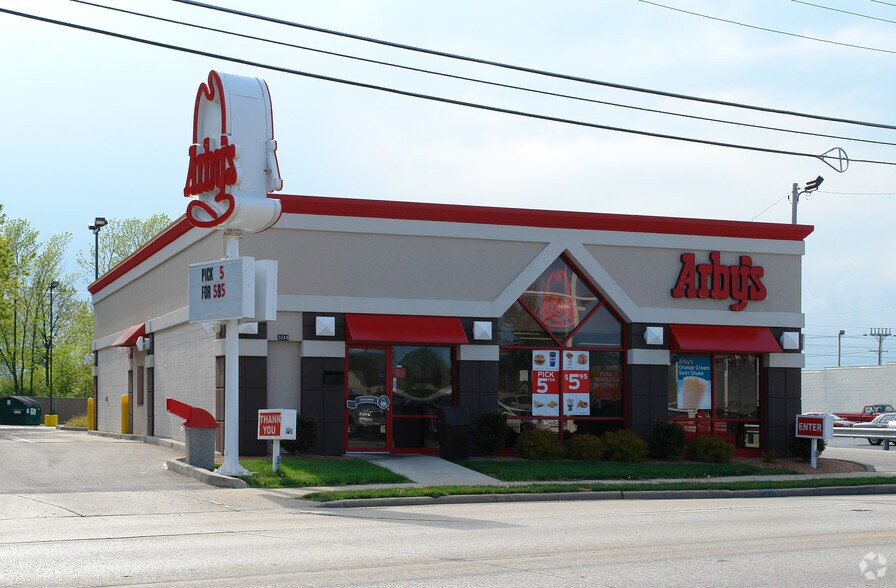 Primary Photo Of 3048 Douglas Ave, Racine Fast Food For Lease