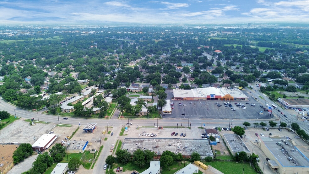 More Photos Of 7040-7058 Lawndale St, Houston Unknown For Lease