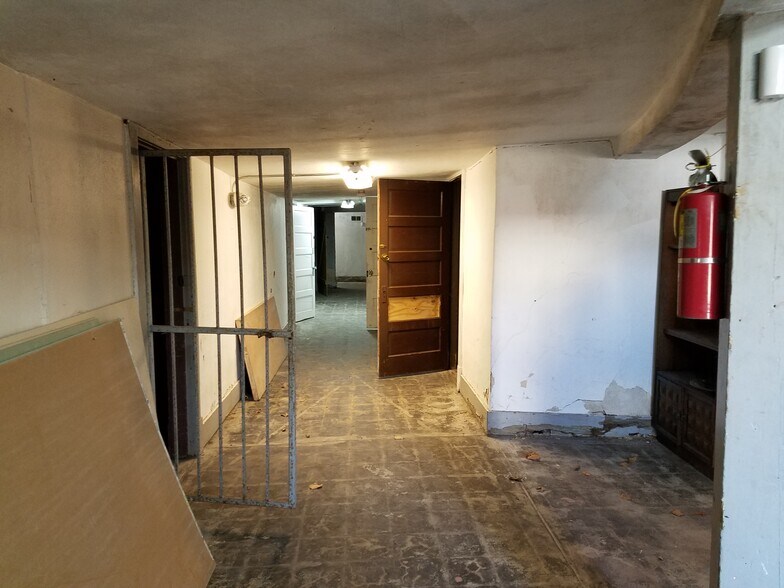 More Photos Of 5760 Bartmer Ave, Saint Louis Specialty For Sale