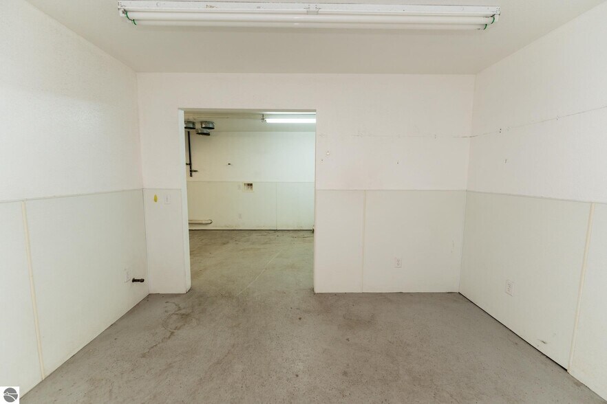 More Photos Of 910 Industrial Dr, Mount Pleasant Warehouse For Sale