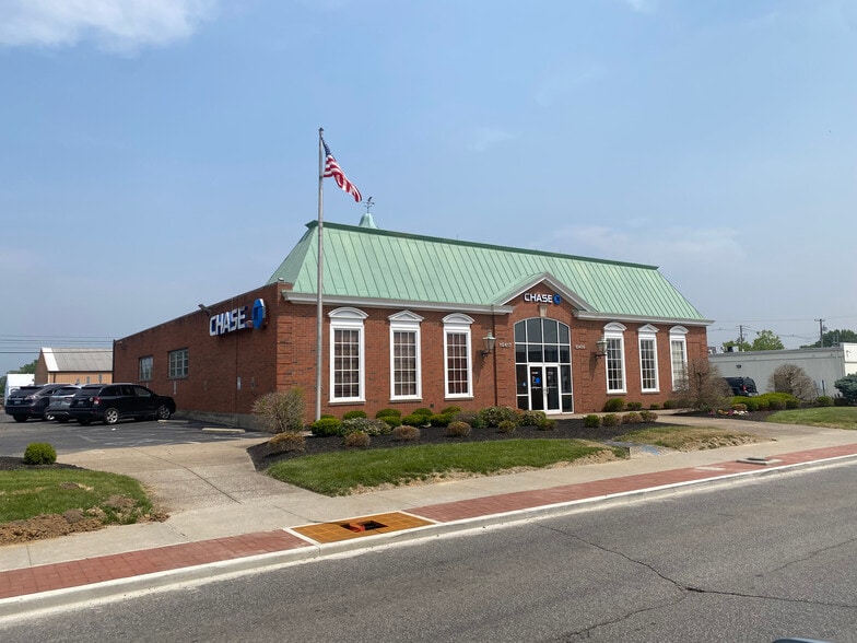 Primary Photo Of 10417 Watterson Trl, Louisville Bank For Lease