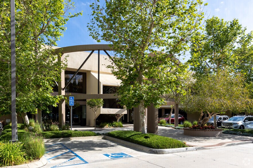 More Photos Of 5743 Corsa Ave, Westlake Village Office For Lease
