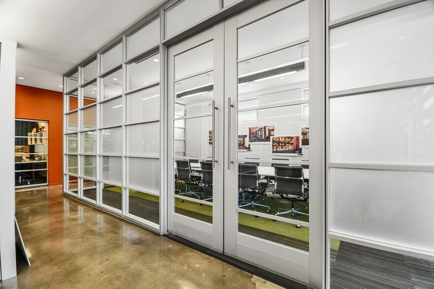 More Photos Of 1320 E Houston St, San Antonio Storefront Retail Office For Lease