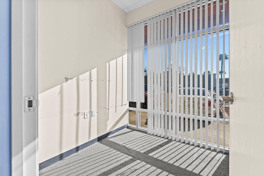 More Photos Of 39176-39532 10th St W, Palmdale Unknown For Lease