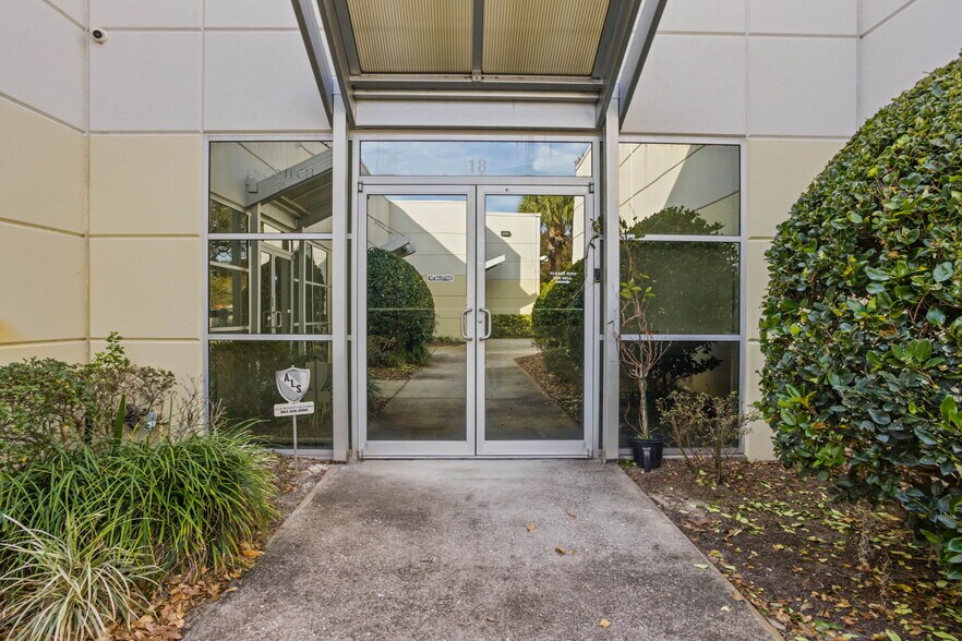 More Photos Of 8810 Commodity Cir, Orlando Showroom For Lease