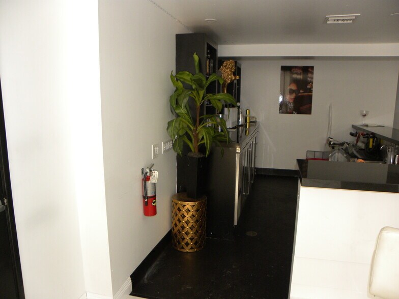 More Photos Of 4225 Crenshaw Blvd, Los Angeles Bar For Lease