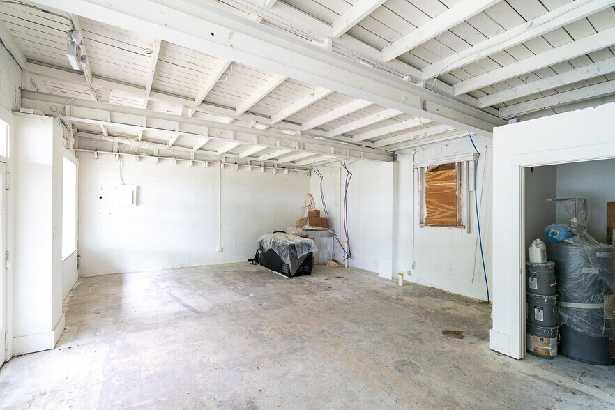 More Photos Of 908 E 35th St, Charlotte Freestanding For Sale