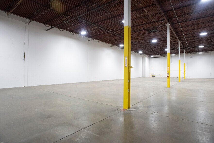 More Photos Of 3338-3344 Democrat Rd, Memphis Distribution For Lease