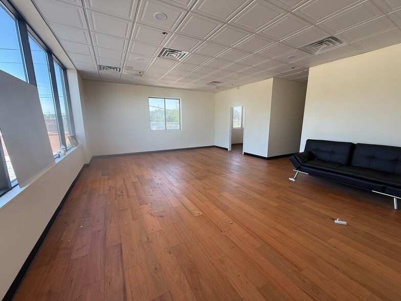 More Photos Of 356 S Broadway, Salem Unknown For Lease