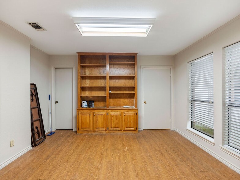 More Photos Of 602 S John Redditt Dr, Lufkin Office For Lease