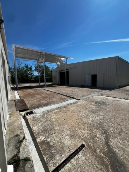 More Photos Of 6827 La Paseo St, Houston Warehouse For Lease
