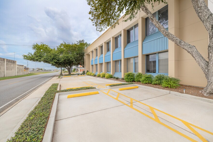 More Photos Of 3945 N I-10 Service Rd, Metairie Office For Sale
