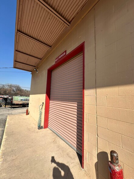 More Photos Of 313 N Park Dr, San Antonio Warehouse For Lease