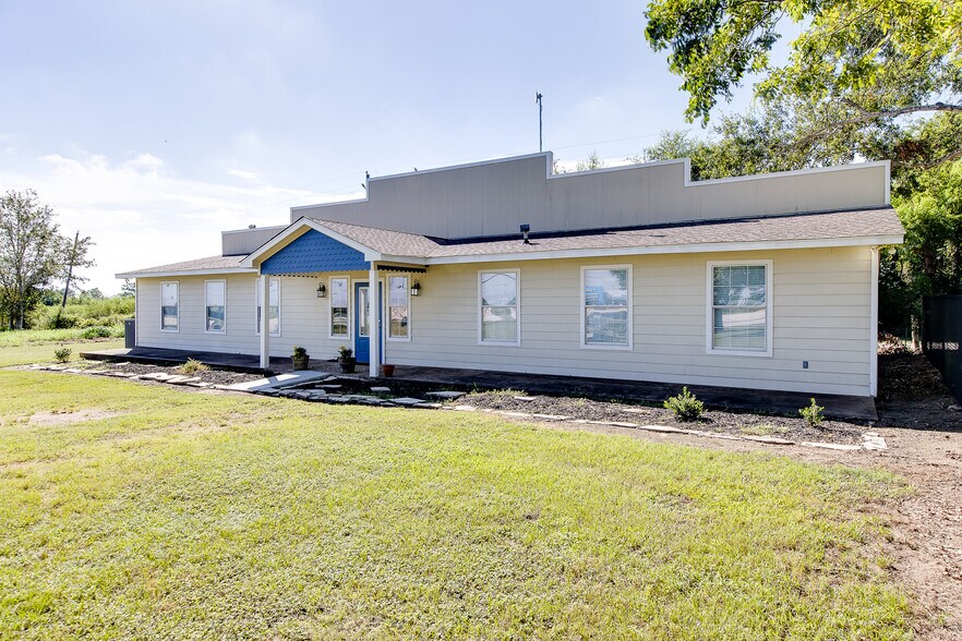 More Photos Of 4095 SE I 10 Frontage Rd, Sealy Medical For Sale