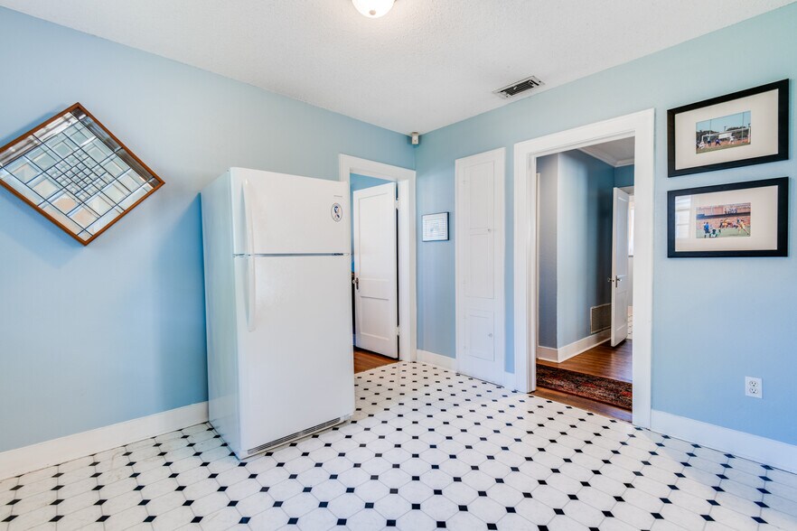 More Photos Of 209 S Main St, Lindale Loft Creative Space For Sale