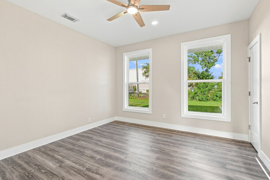 More Photos Of 112 E Martin Luther King Jr Dr, Tarpon Springs Office For Sale