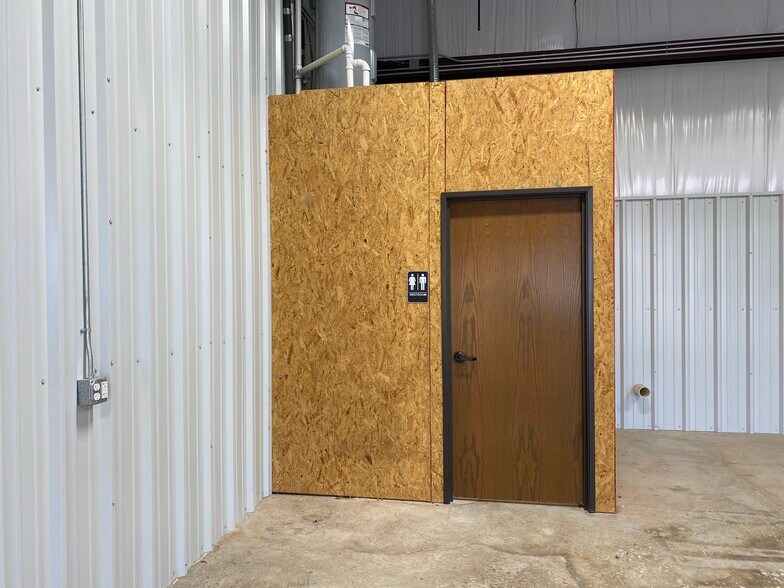 More Photos Of 7804 NW 94th St, Oklahoma City Warehouse For Lease