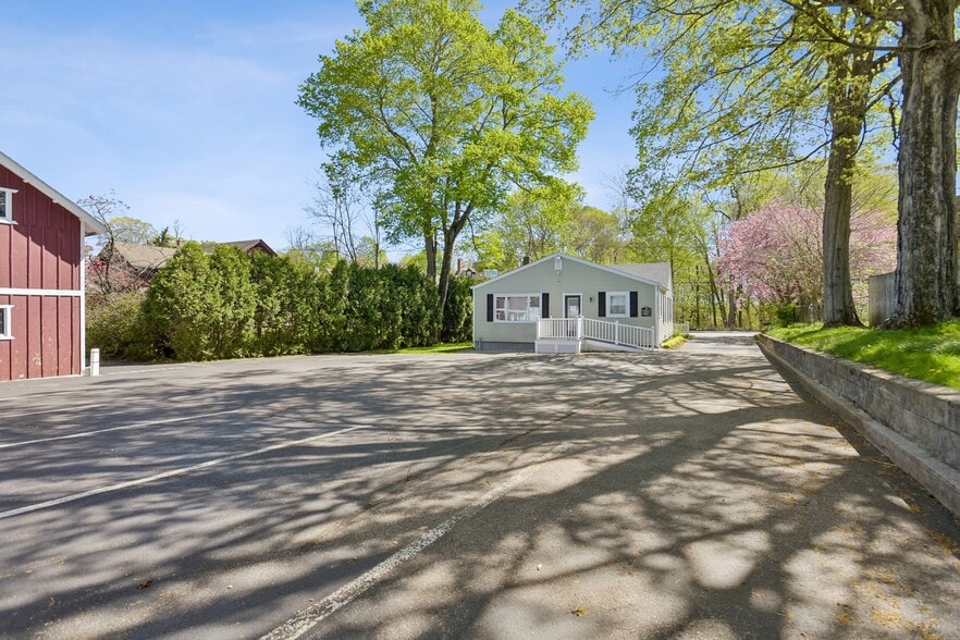 More Photos Of 65 Sachem St, Norwich Medical For Sale