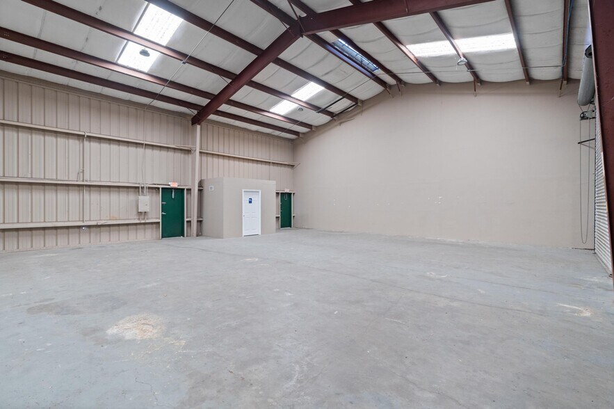 More Photos Of 743 Wesley Ave, Tarpon Springs Warehouse For Lease