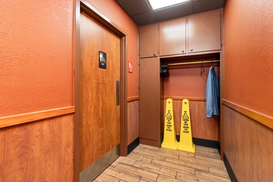 More Photos Of 250 Conicville Rd, Mount Jackson Hotel For Lease