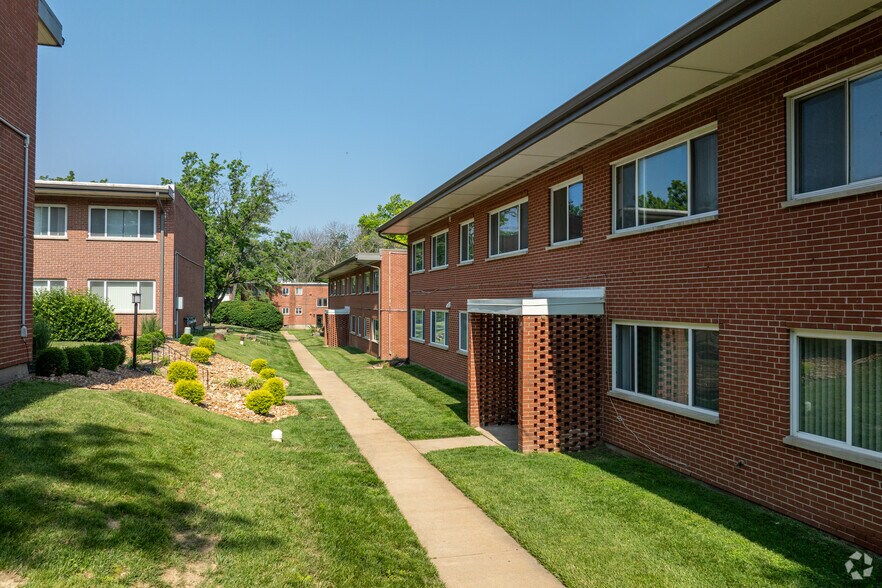 More Photos Of 1100 Indian Circle Dr, Olivette Apartments For Sale