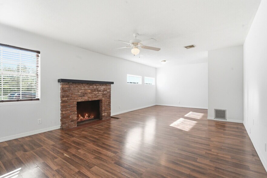 More Photos Of 1030 Camphor Ln, Deland General Retail For Sale