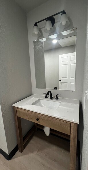 More Photos Of 1702 Santa Fe Dr, Weatherford Flex For Lease