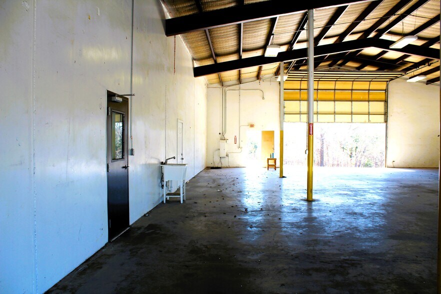 More Photos Of 1808 Barnett Dr, Weatherford Warehouse For Lease
