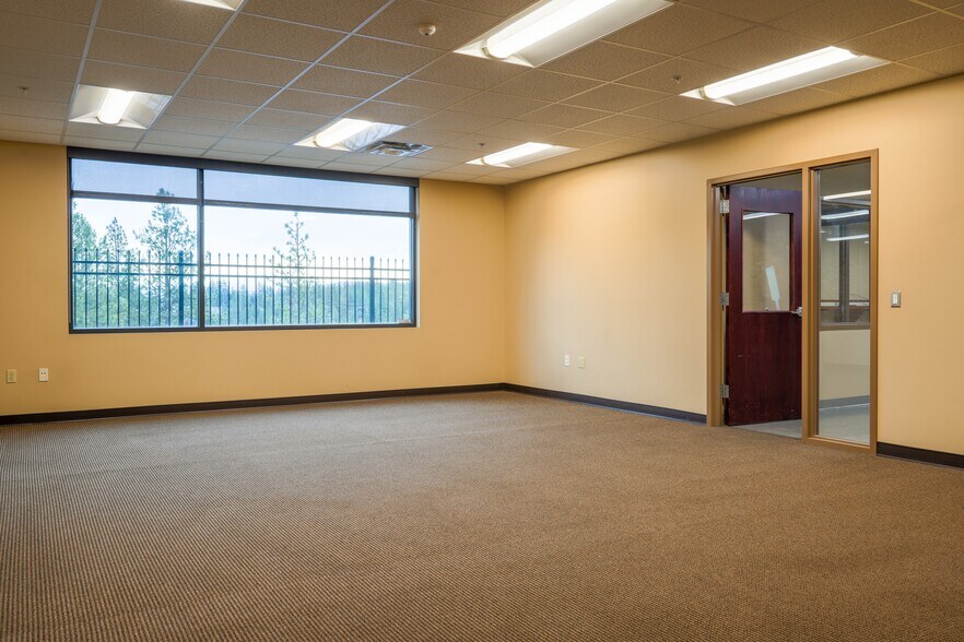 More Photos Of 4212 W Sunset Blvd, Spokane Flex For Sale