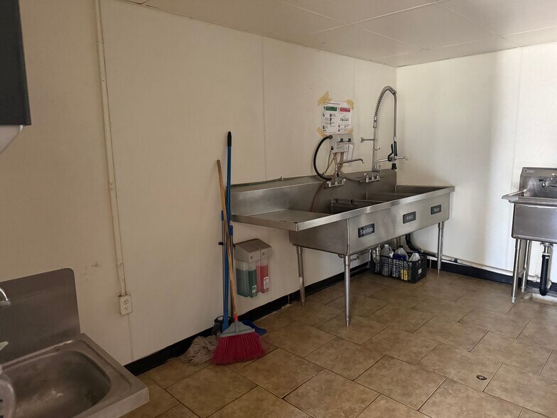 More Photos Of 6018 W Glendale Ave, Glendale General Retail For Sale