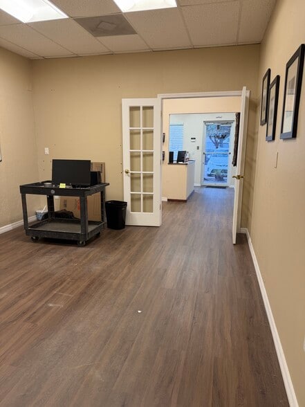 More Photos Of 1076 Business Ln, Naples Showroom For Sale