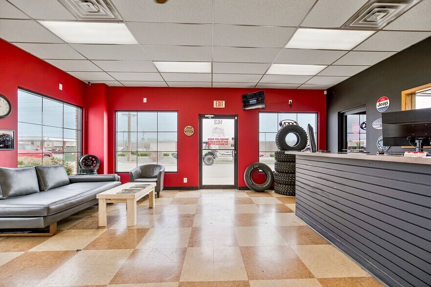 More Photos Of 162 S Buckner Tarsney Rd, Oak Grove Auto Repair For Sale