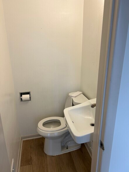 More Photos Of 2305 N Wood Ave, Roselle Medical For Sale