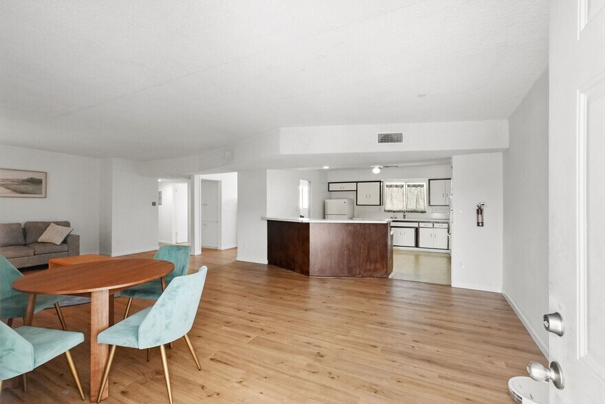 More Photos Of 19621-19623 1/2 Ventura Blvd, Tarzana Storefront Retail Residential For Sale