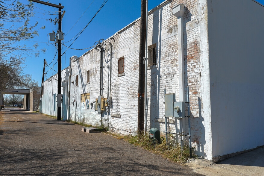 More Photos Of 922 N Conway Ave, Mission Storefront For Lease